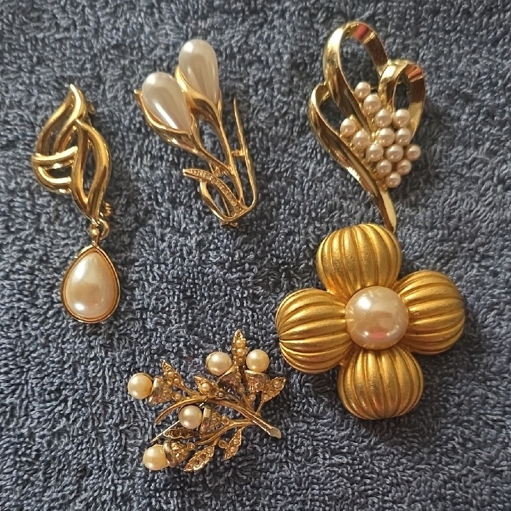 Retro Gold-Tone Pearl Floral Brooch Collection Elegant Womens Jewelry Vintage